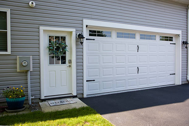 24/7 Emergency Garage Door Panel Replacement experts in Tolono, IL